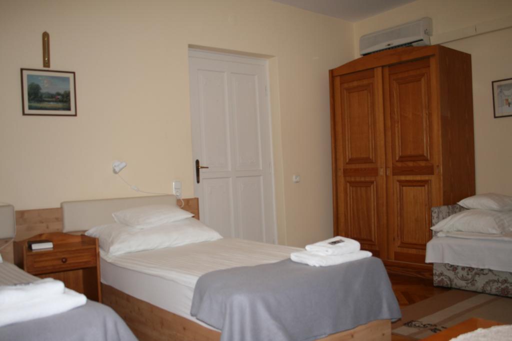 Szent Gyoergy Fogado Hotell Pécs Rom bilde