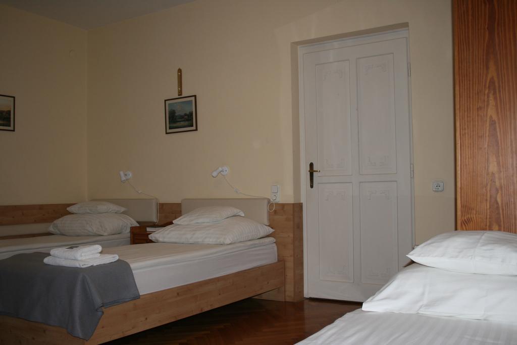 Szent Gyoergy Fogado Hotell Pécs Rom bilde